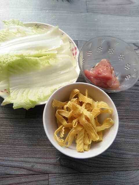 白菜豆皮炒肉步骤1