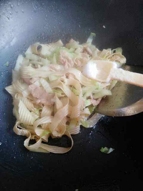 白菜豆皮炒肉步骤8