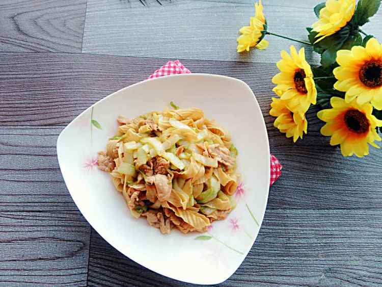 白菜豆皮炒肉步骤12