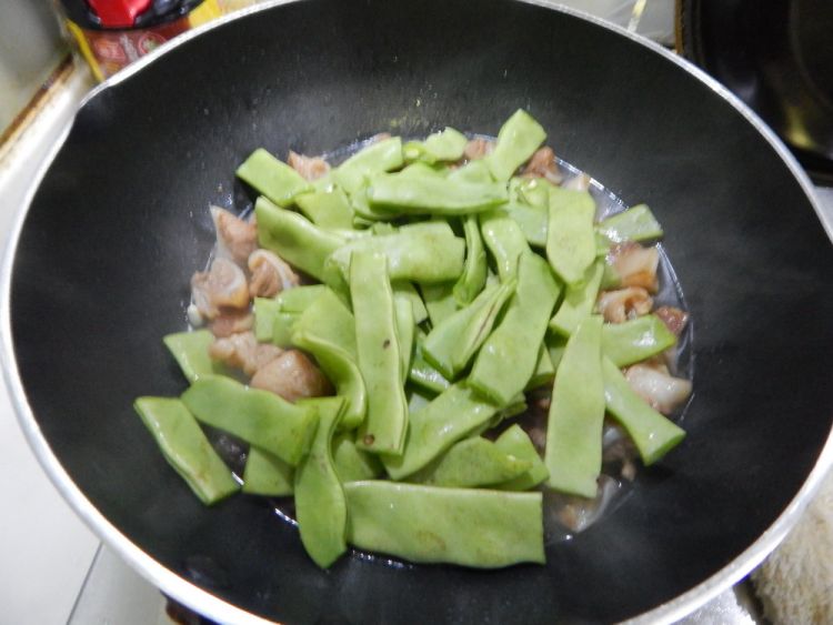 四季豆烧月牙骨步骤11