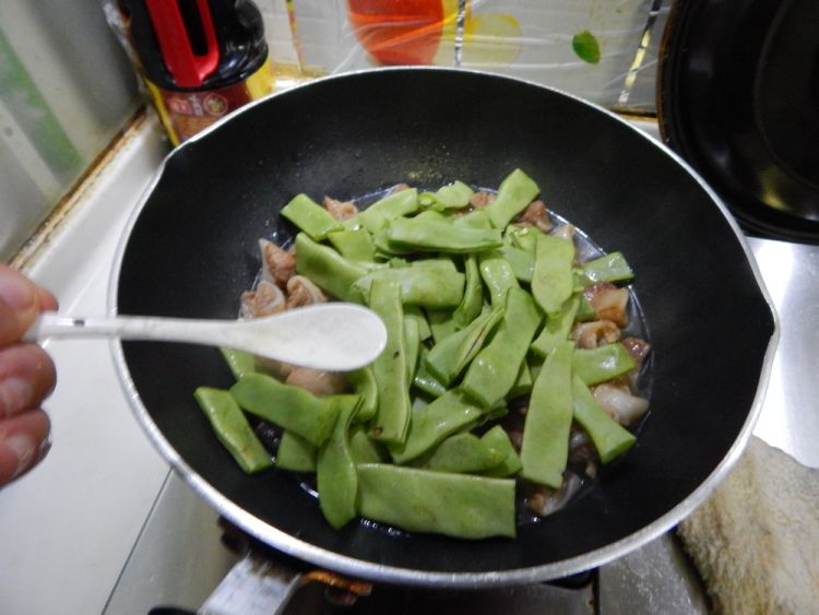 四季豆烧月牙骨步骤12
