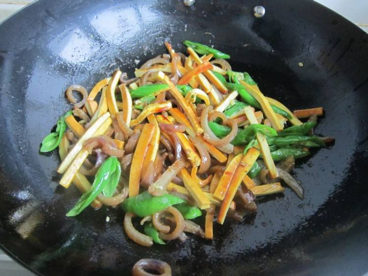 香干炒肉皮步骤9