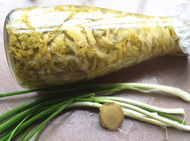 酸菜炖豆腐排骨步骤2