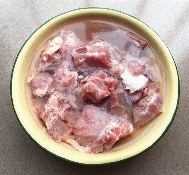 酸菜炖豆腐排骨步骤3