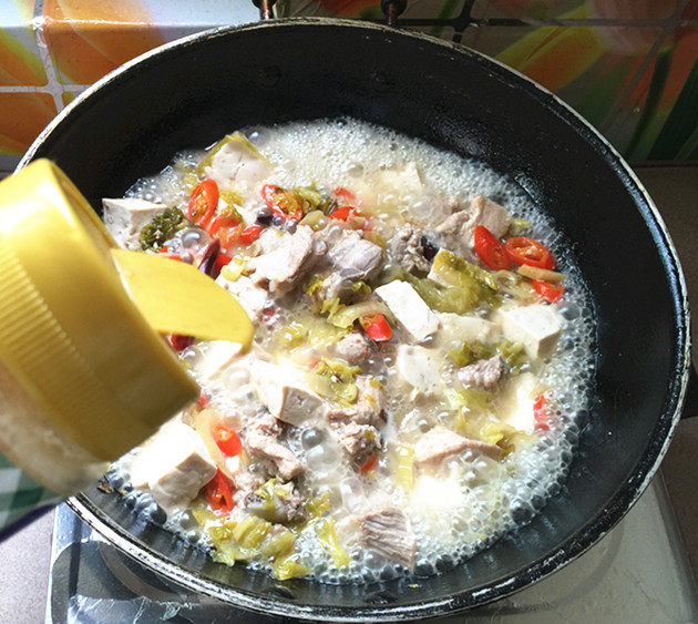酸菜炖豆腐排骨步骤17