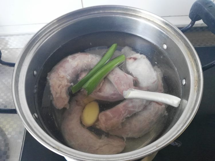 麻辣卤鸡脖步骤2
