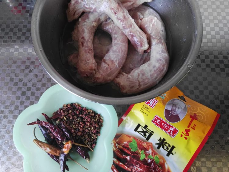 麻辣卤鸡脖步骤1