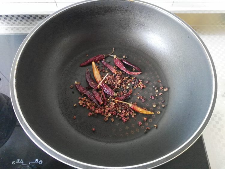 麻辣卤鸡脖步骤3