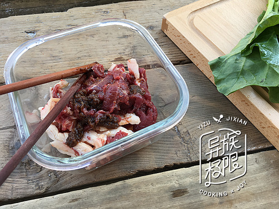 炒沙茶牛肉粿条步骤2