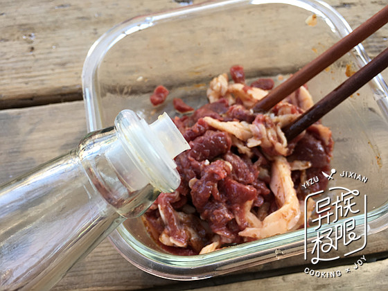 炒沙茶牛肉粿条步骤3