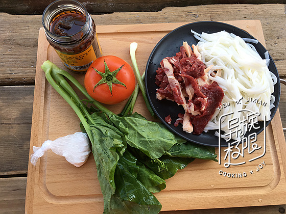 炒沙茶牛肉粿条步骤1