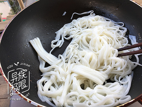 炒沙茶牛肉粿条步骤6