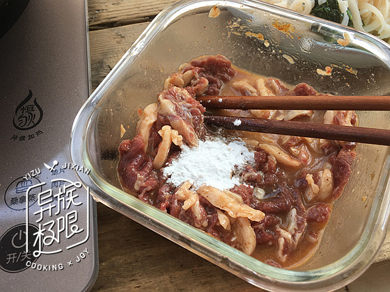 炒沙茶牛肉粿条步骤8