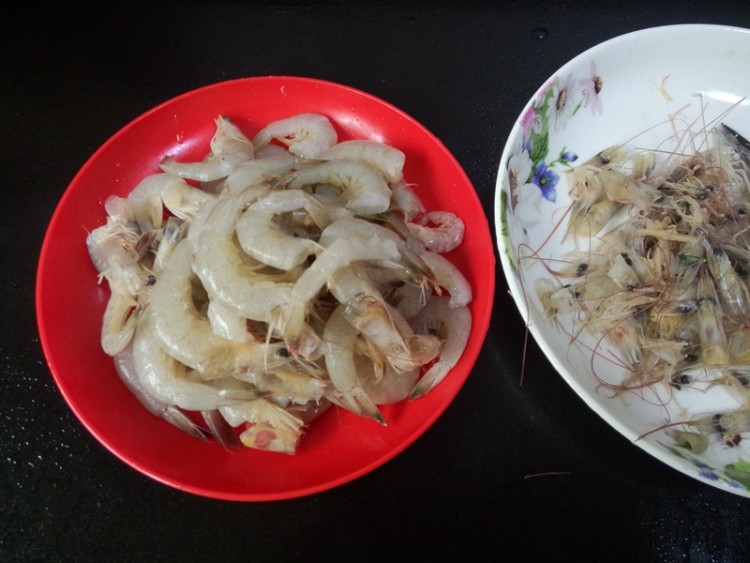 三丝炒白虾步骤3