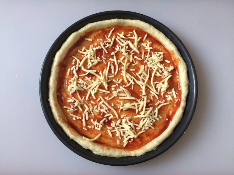 小洋葱培根披萨步骤8