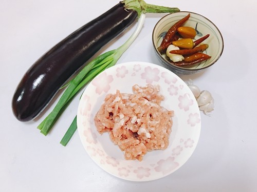 肉末鱼香茄子步骤1