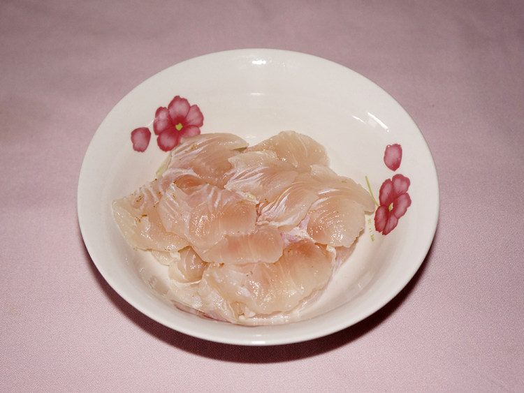 酸菜鱼片汤步骤2