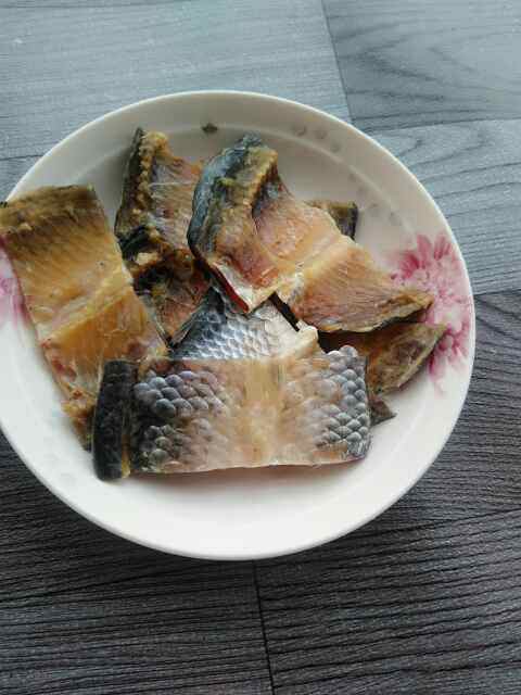 蒜香鲫鱼干步骤2