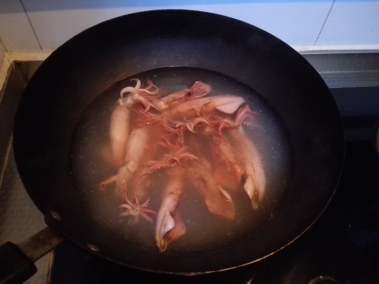 蒜黄笔管鱿鱼步骤1