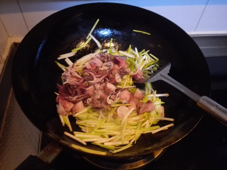 蒜黄笔管鱿鱼步骤5