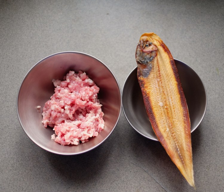 咸鱼鲞蒸肉饼步骤1