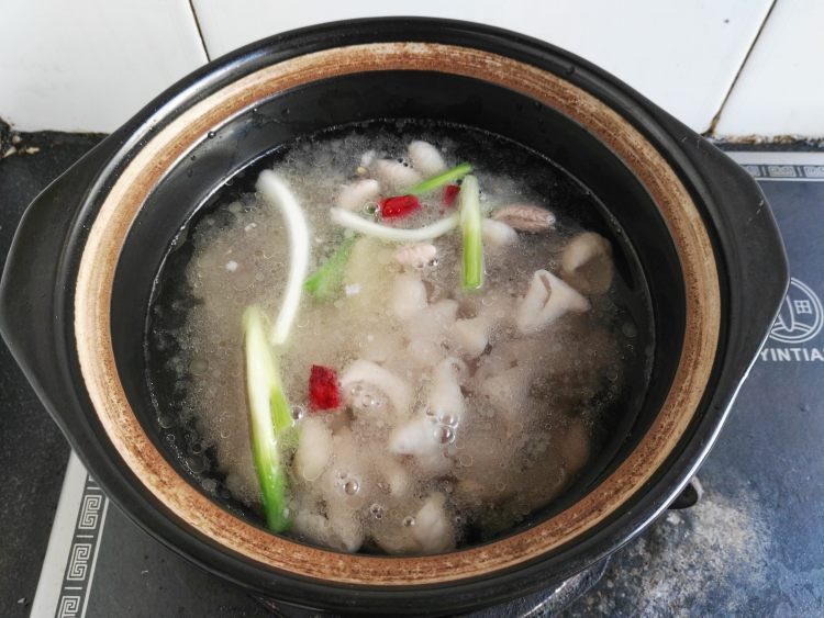酸菜肥肠砂锅步骤6