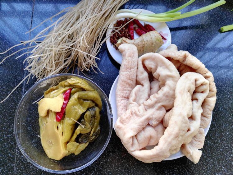 酸菜肥肠砂锅步骤1