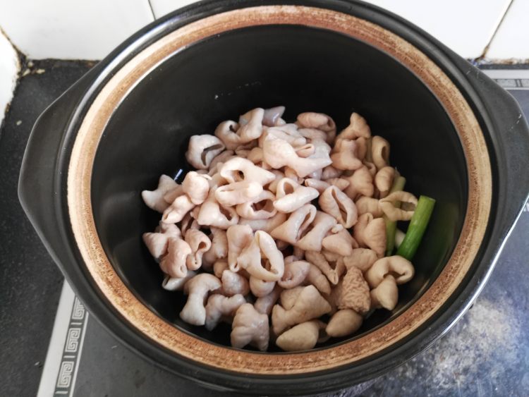 酸菜肥肠砂锅步骤5