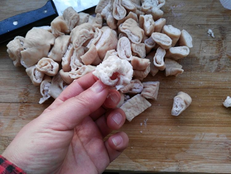 酸菜肥肠砂锅步骤2