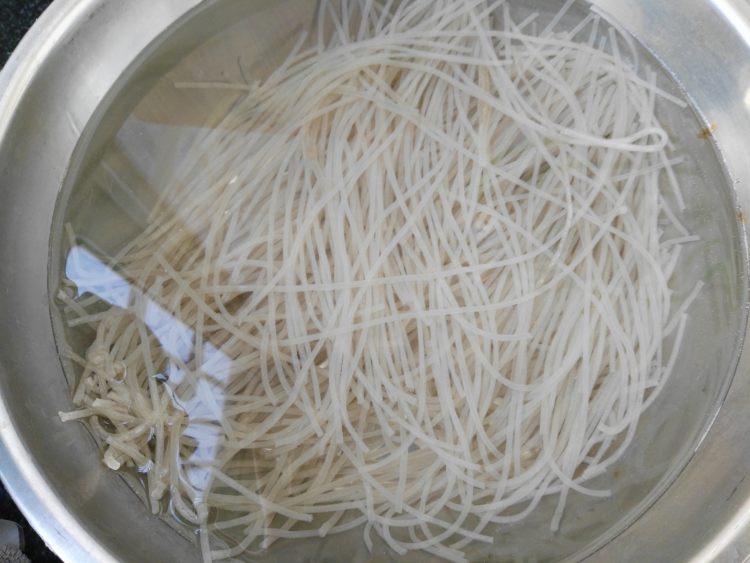 酸菜肥肠砂锅步骤9