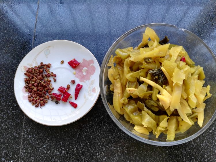 酸菜肥肠砂锅步骤10