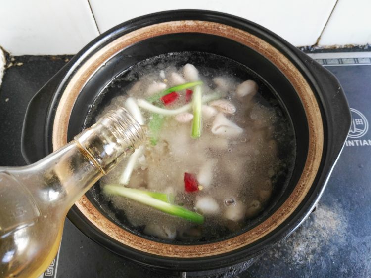 酸菜肥肠砂锅步骤7