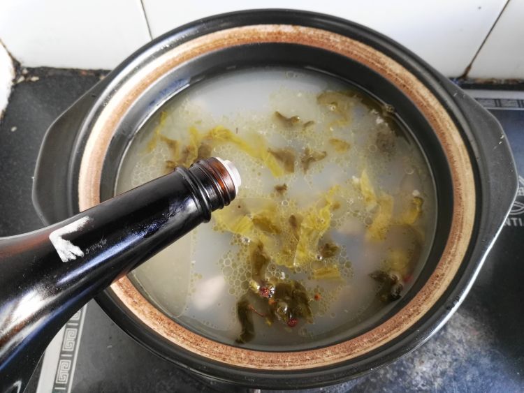 酸菜肥肠砂锅步骤14