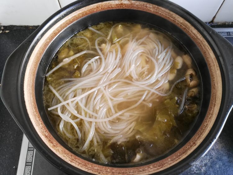 酸菜肥肠砂锅步骤15
