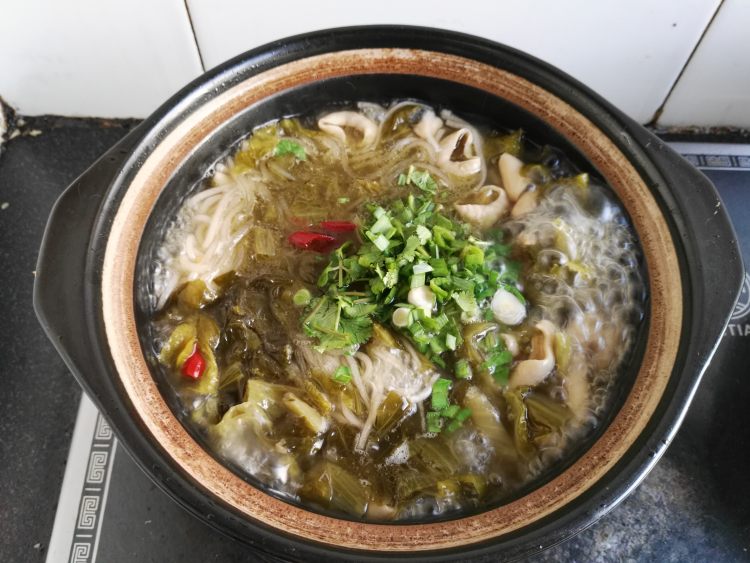 酸菜肥肠砂锅步骤16