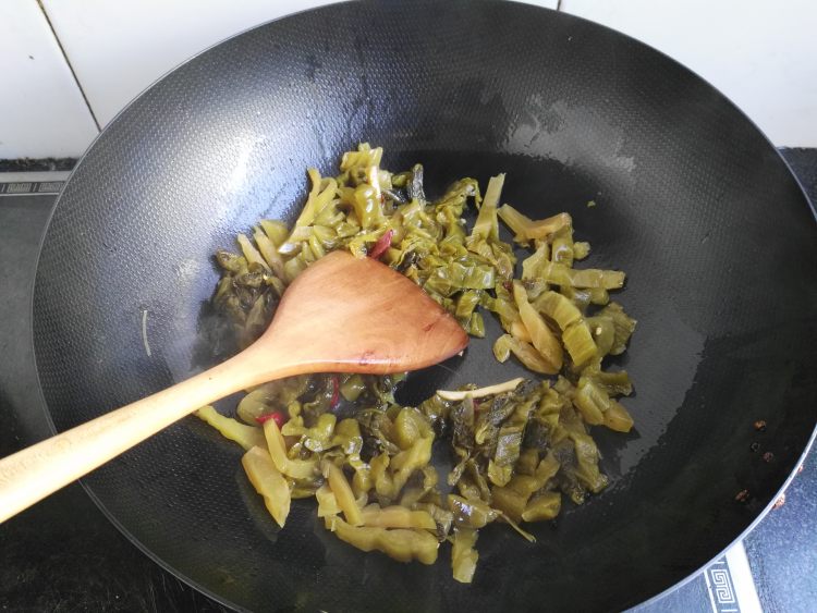 酸菜肥肠砂锅步骤12