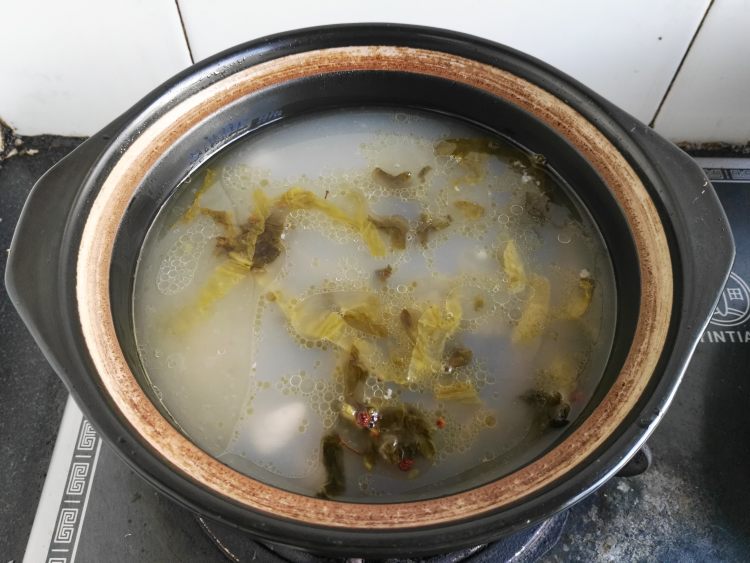 酸菜肥肠砂锅步骤13