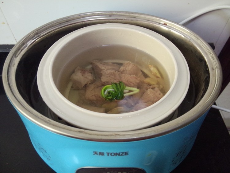 冬笋骨头汤步骤6
