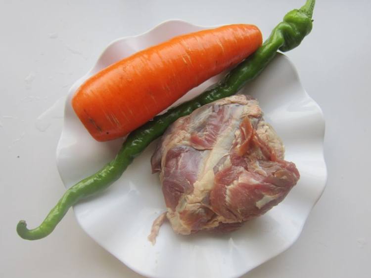 胡萝卜粉条炒羊肉步骤1