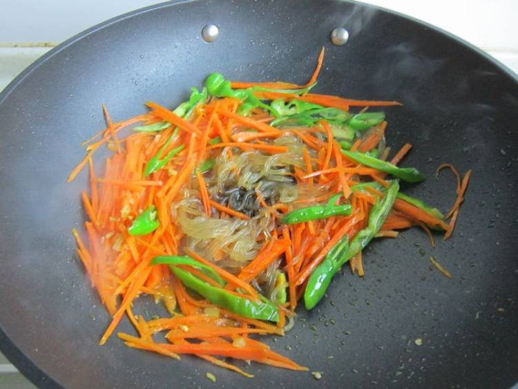 胡萝卜粉条炒羊肉步骤8