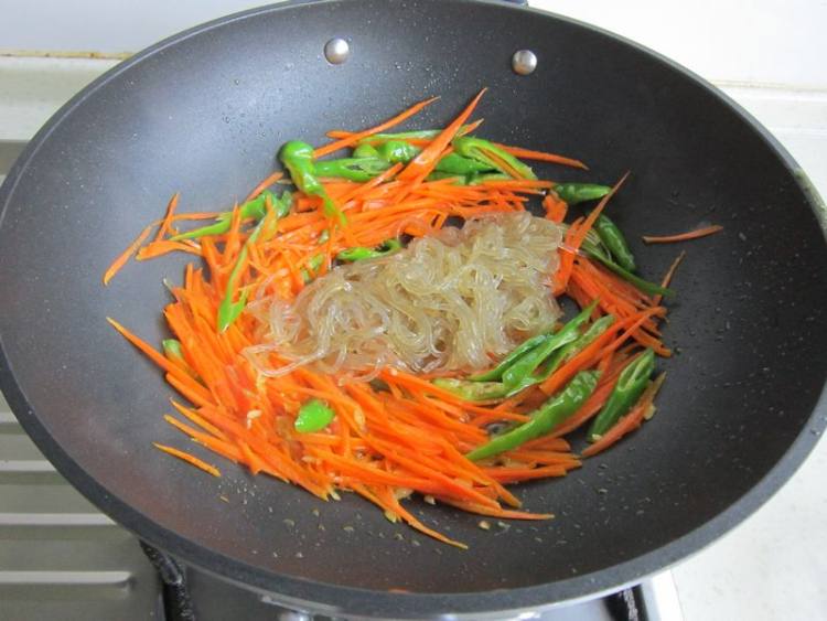 胡萝卜粉条炒羊肉步骤7
