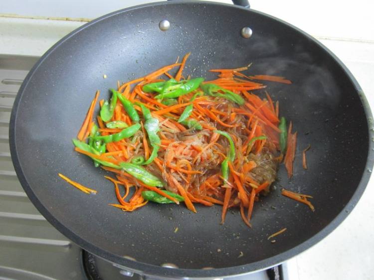 胡萝卜粉条炒羊肉步骤9