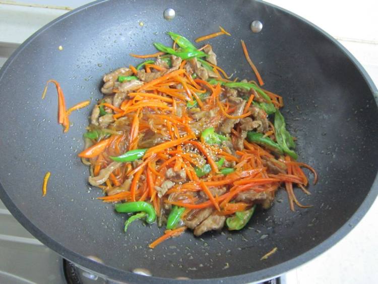 胡萝卜粉条炒羊肉步骤11