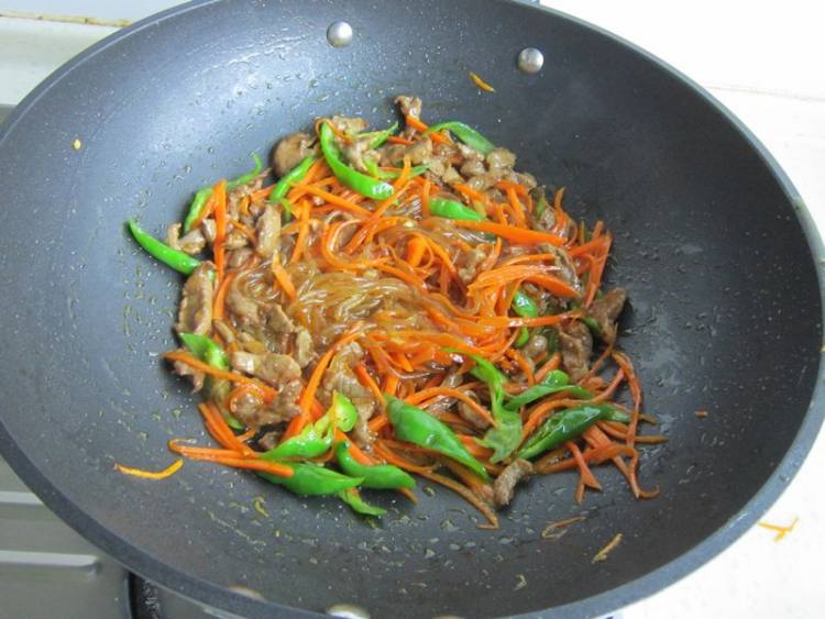 胡萝卜粉条炒羊肉步骤12