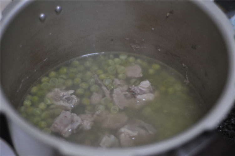 青豆炖排骨步骤3