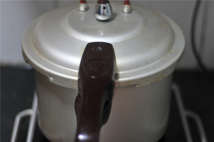 青豆炖排骨步骤2