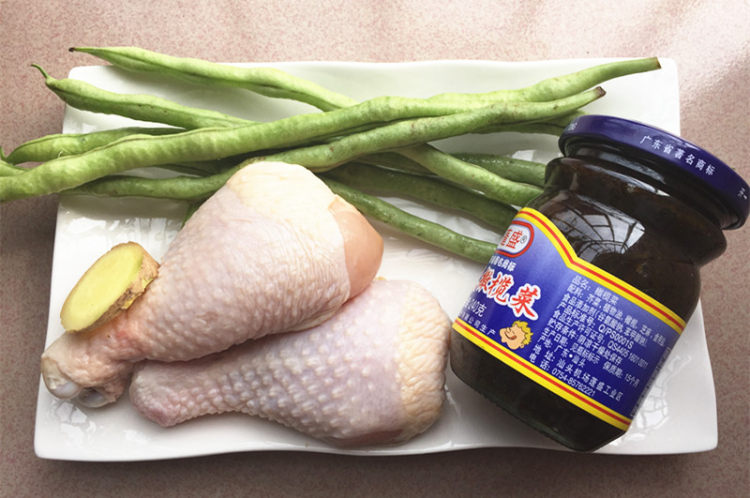 橄榄菜四季豆炒鸡肉步骤1