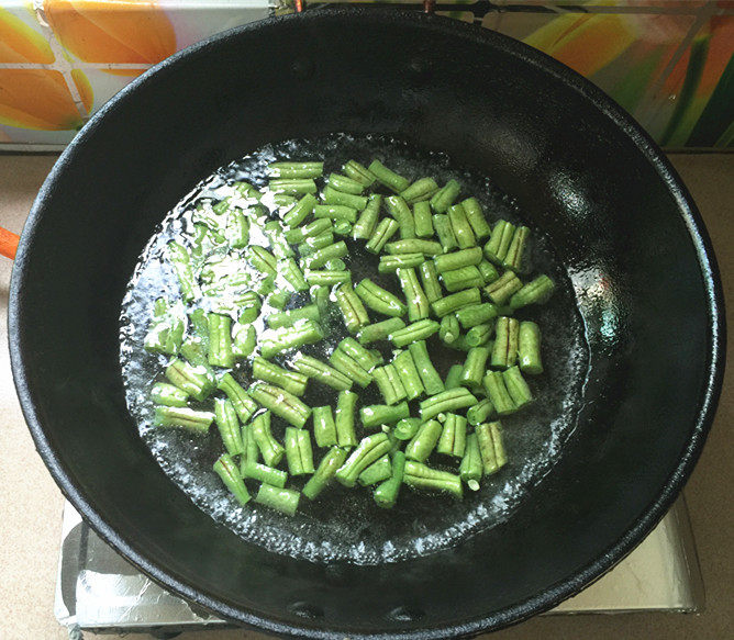 橄榄菜四季豆炒鸡肉步骤4