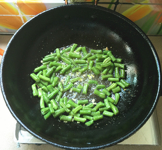橄榄菜四季豆炒鸡肉步骤8