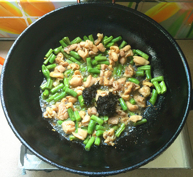 橄榄菜四季豆炒鸡肉步骤10